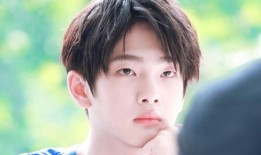 在娱乐圈听心声吃瓜的小说,揭秘明星背后的心声与瓜田